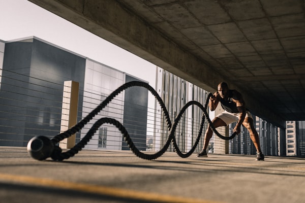 英超曼城对阵利物浦直播预告图 - 伊蒂哈德球场夜景
